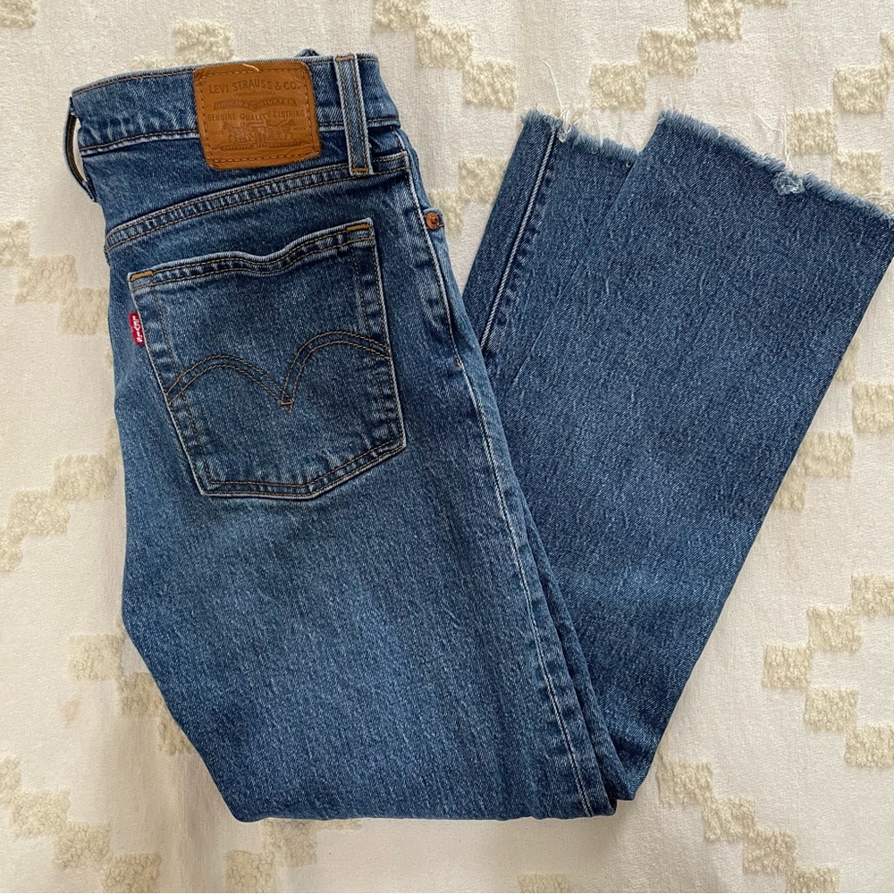 Levi’s wedgie straight, size 25.